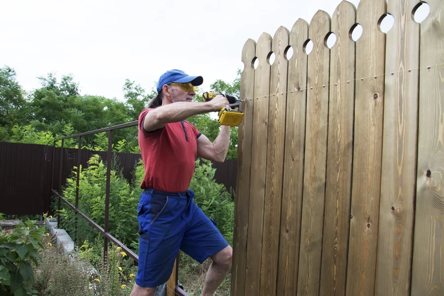 How to Build a Wood Fence in Manteca, CA